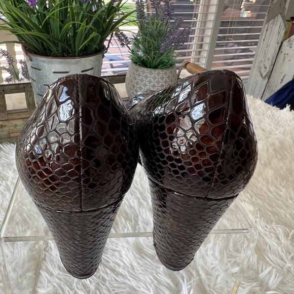 Stuart Weitzman Snake Print  Med wedge Shoes  Size 9B NWOT - Picture 2 of 5